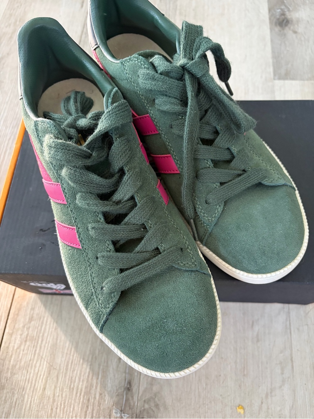 Gola women’s Suede Sneakers green with Pink Stripes size 9